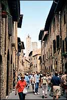 Dodging the hordes :: San Gimignano, Italy